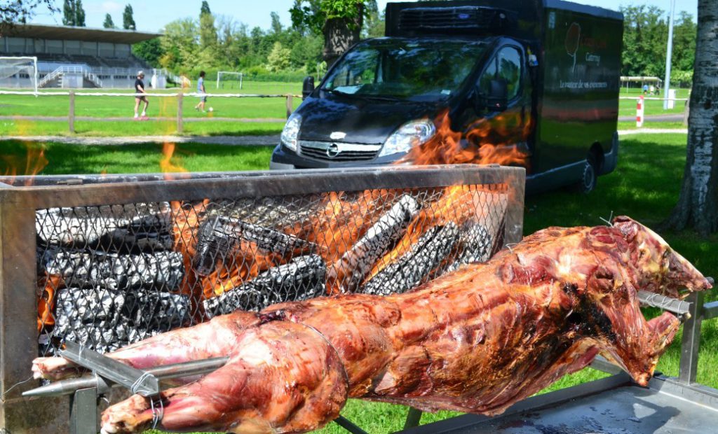 cuisine au feu de bois, sanglier à la broche traiteur en alsace